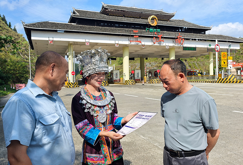 圖為柳州運(yùn)營公司職工國慶假期堅守崗位,全力護(hù)航司乘出行安全.jpg 圖為柳州運(yùn)營公司職工國慶假期堅守崗位,全力護(hù)航司乘出行安全.jpg