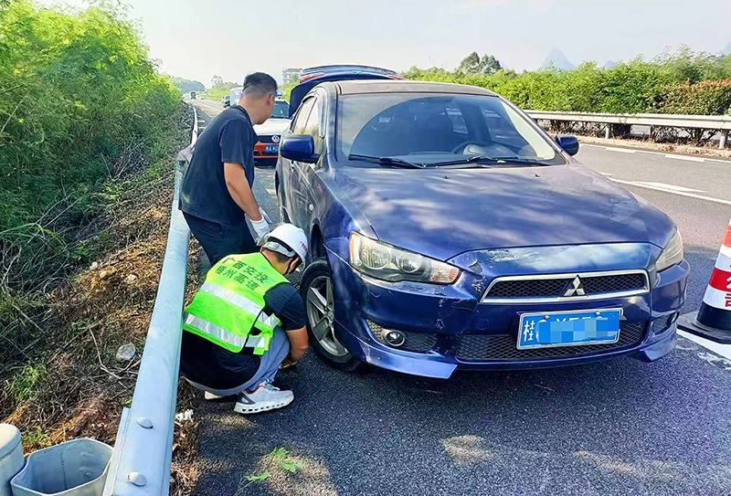 應(yīng)急值守人員24小時輪番值守 (2).jpg 應(yīng)急值守人員24小時輪番值守 (2).jpg