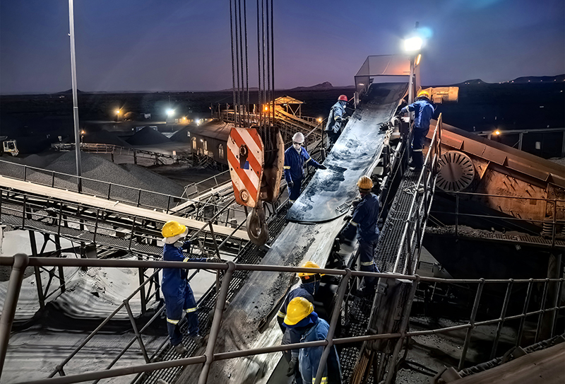 選廠中外方員工共同更換皮帶工作場景.jpg 選廠中外方員工共同更換皮帶工作場景.jpg