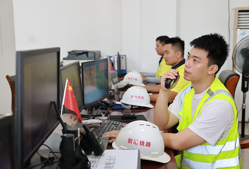 國慶期間,新港公司赤水鐵路貨場24小時值班。貨運(yùn)員根據(jù)發(fā)運(yùn)情況,調(diào)度裝卸車輛.jpg 國慶期間,新港公司赤水鐵路貨場24小時值班。貨運(yùn)員根據(jù)發(fā)運(yùn)情況,調(diào)度裝卸車輛.jpg