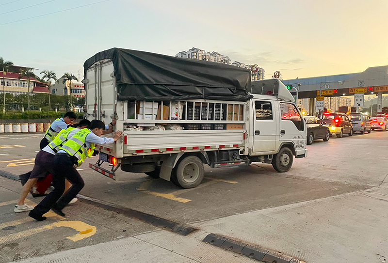 幫助故障車輛推車.jpg 幫助故障車輛推車.jpg