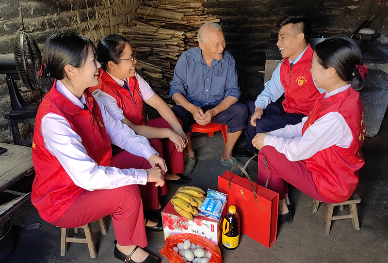 懿凡志愿服務(wù)隊(duì)開展“情暖中秋,愛暖夕陽”主題活動(dòng),與老爺爺促膝長談.jpg 懿凡志愿服務(wù)隊(duì)開展“情暖中秋,愛暖夕陽”主題活動(dòng),與老爺爺促膝長談.jpg