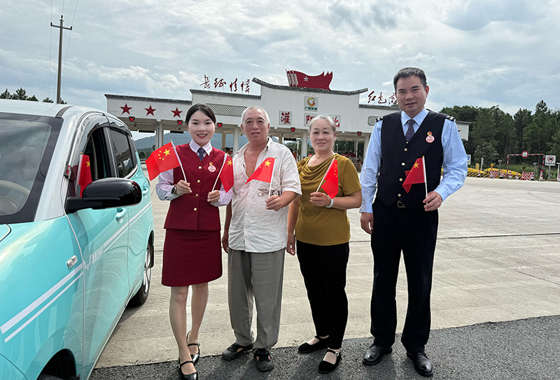 圖為國慶節(jié)當(dāng)天,樹湘班組成員與司乘合影慶國慶.jpg 圖為國慶節(jié)當(dāng)天,樹湘班組成員與司乘合影慶國慶.jpg