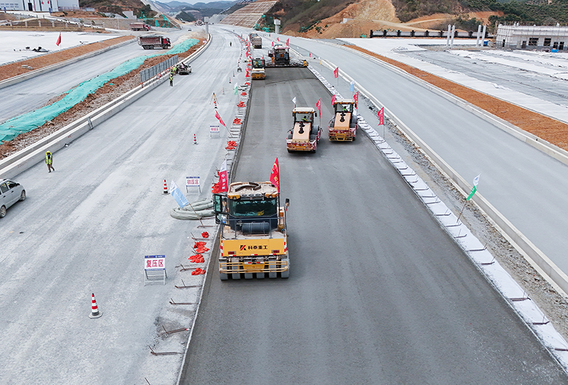 百馬機(jī)場(chǎng)高速主線路面施工.JPG