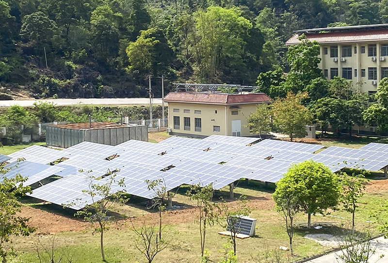 在龍邦收費站布局太陽能光伏發(fā)電設(shè)施.jpg