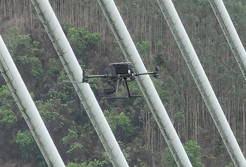 無人機按照設(shè)定航線自動飛行，對橋索進行檢測.jpg