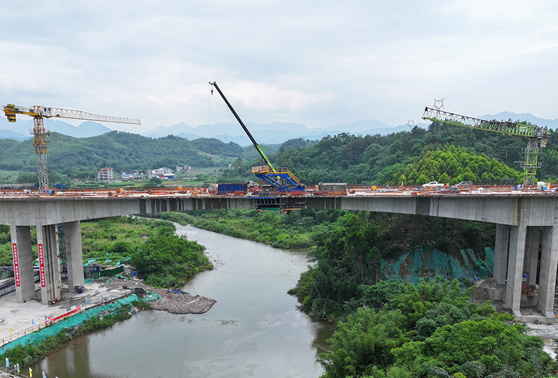 荔浦連線高速公路項目荔浦河大橋主橋合龍現(xiàn)場.jpg