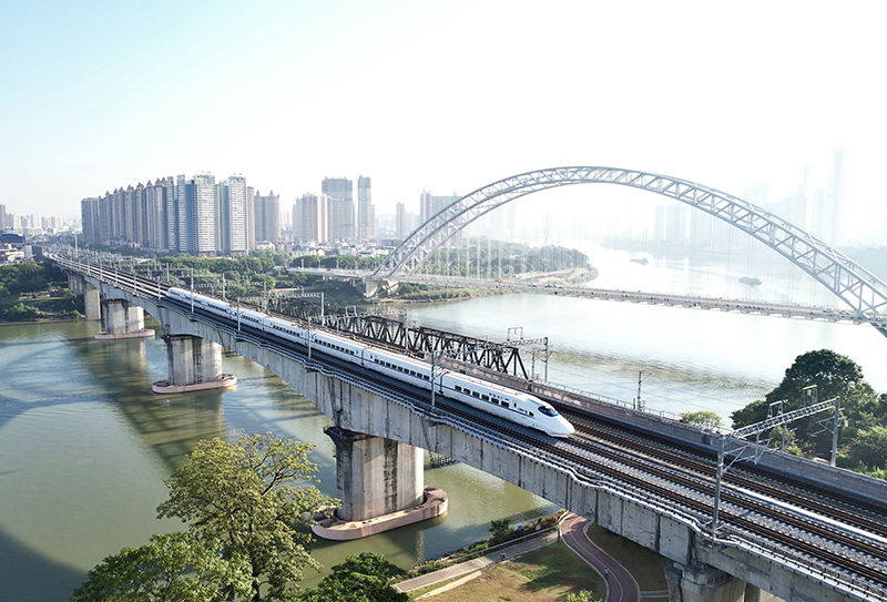 2022年首趟試運行列車駛過永和大橋旁的南崇鐵路線。（馮衛(wèi)峰 攝）.jpg