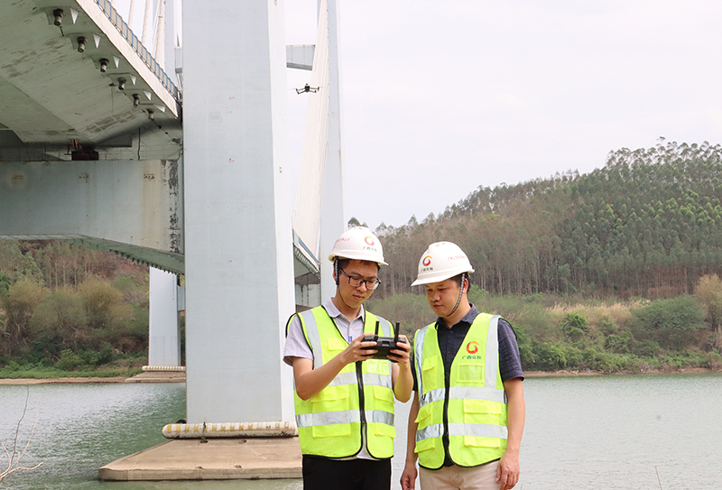 在大沖邕江特大橋?qū)嵤V西首例“AI+無人機”智能巡檢.jpg