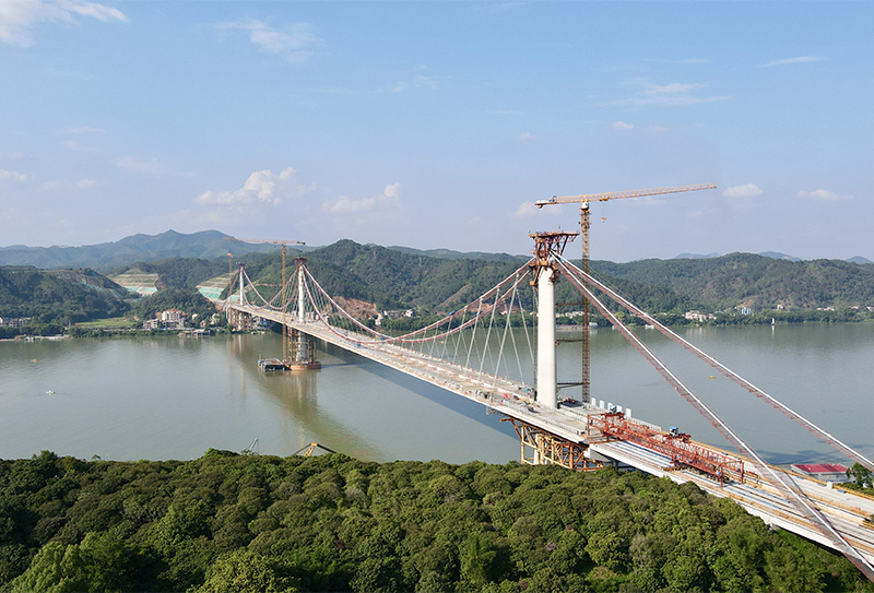 世界最大跨徑獨柱式三塔空間纜懸索橋——蒼容潯江大橋順利實現(xiàn)合龍（廣西交通投資集團供圖）.jpg
