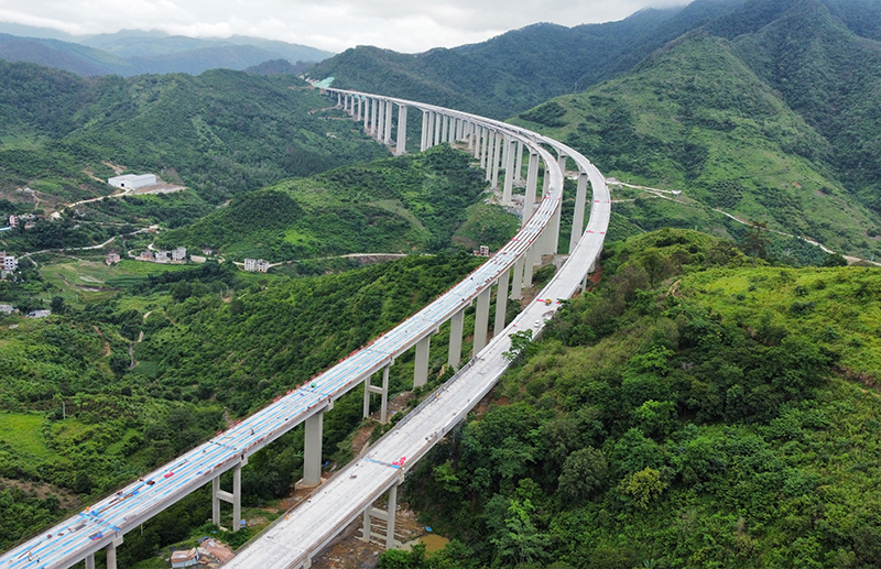 廣西第一高墩多跨連續(xù)剛構(gòu)橋——樂望高速雅長特大橋.jpg