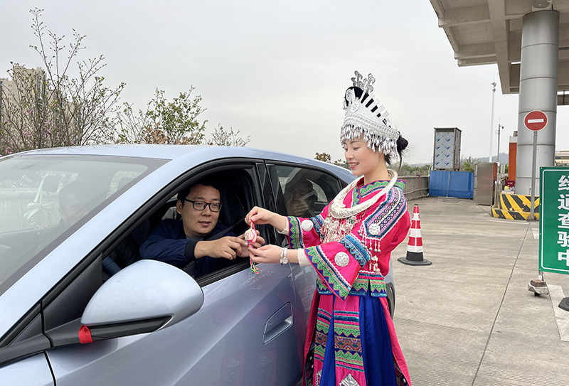 圖為志愿者送司乘人員雞蛋.jpg