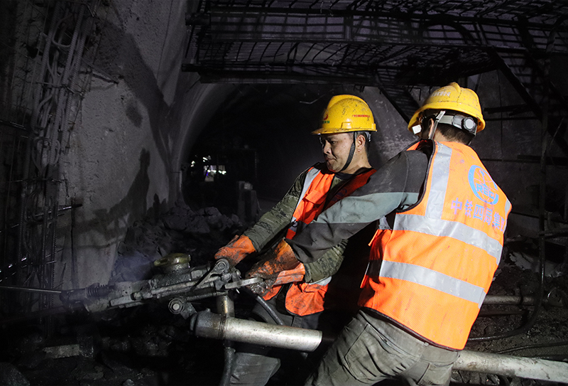 施工人員進行錨桿作業(yè)確保支護系統(tǒng)穩(wěn)定.jpg 施工人員進行錨桿作業(yè)確保支護系統(tǒng)穩(wěn)定.jpg