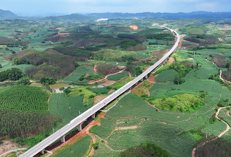 滿圖試運(yùn)行列車行駛在南憑高鐵崇憑段線路上。韋建松 攝.jpg