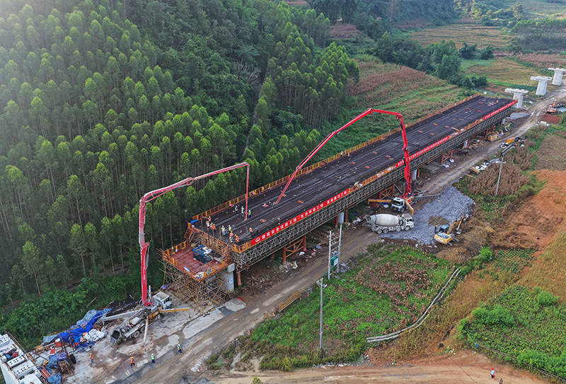 黃百鐵路連篆3號大橋道岔連續(xù)梁澆筑現場航拍 張海 攝.jpg