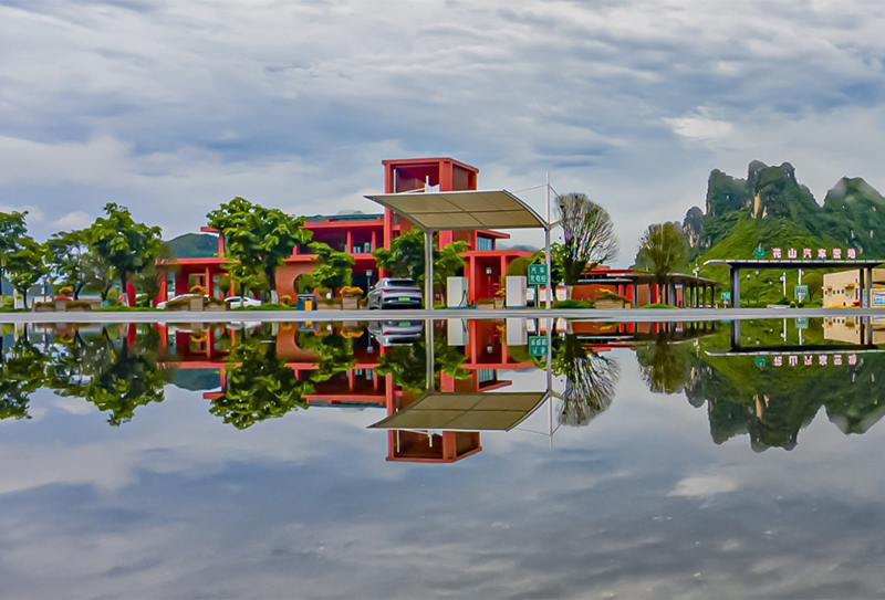 崇左公司花山服務區(qū)雨后倒影.jpg